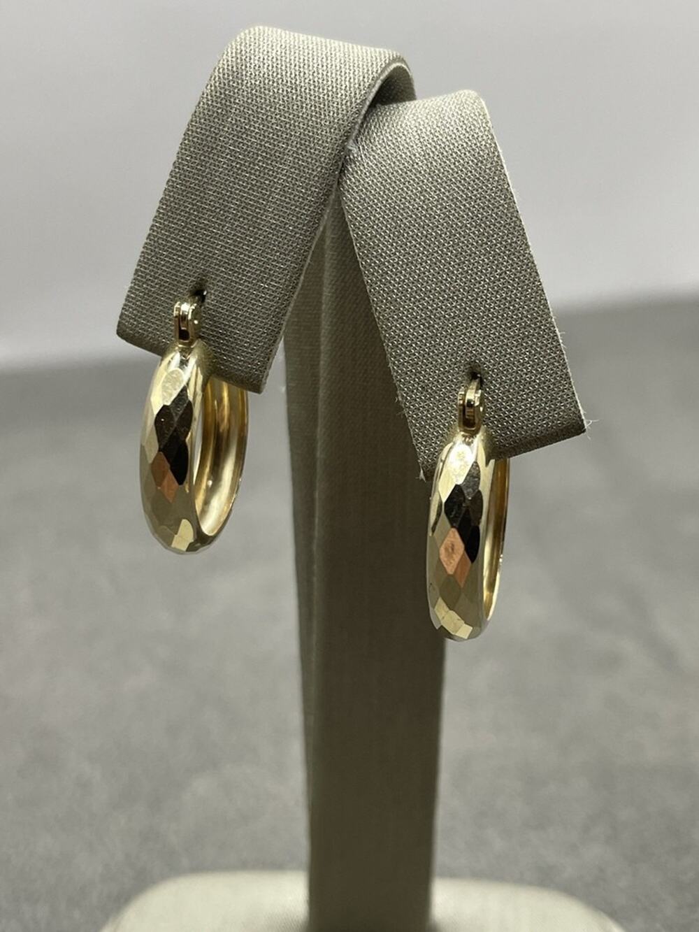 10K Yellow Gold Geometric Pattern Hoop Earrings (24708)